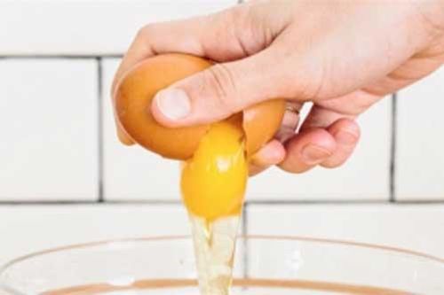 Mách bạn cách đập trứng bằng một tay như đầu bếp chuyên nghiệp