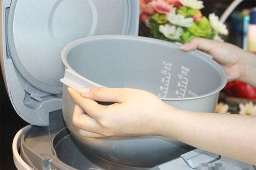Cơm trắng dẻo, lâu thiu chỉ nhờ một mẹo nhỏ này