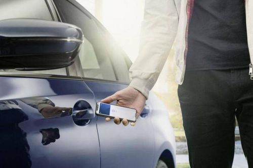 BMW là hãng xe đầu tiên cho phép mở khóa cửa bằng iPhone