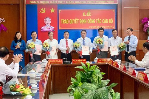 TP. Long Xuyên: Công bố quyết định công tác cán bộ