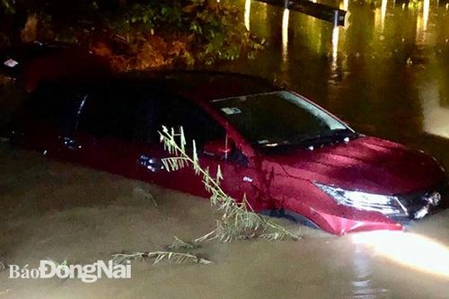 Hai ô tô bị nước cuốn trôi tại suối Tà Rua, 12 người thoát chết