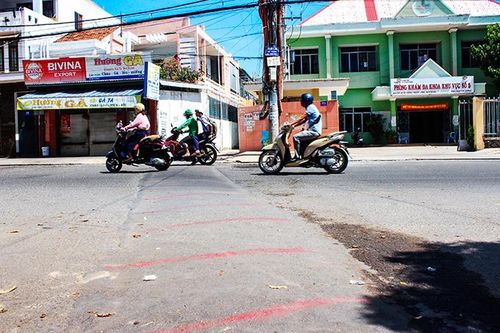 Cần xử lý gờ quá cao giữa đường