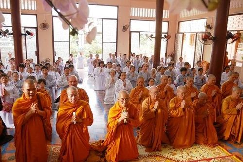 Giáo đoàn IV Hệ phái Khất sĩ cúng dường trường hạ