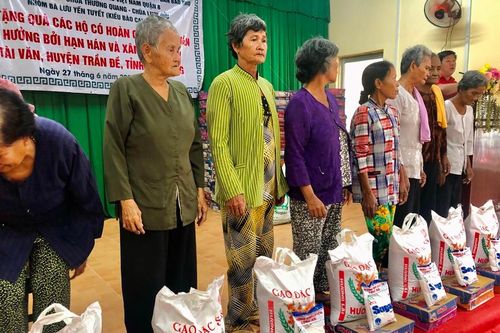 Khánh thành 4 cầu bê-tông, tặng quà học sinh, người nghèo
