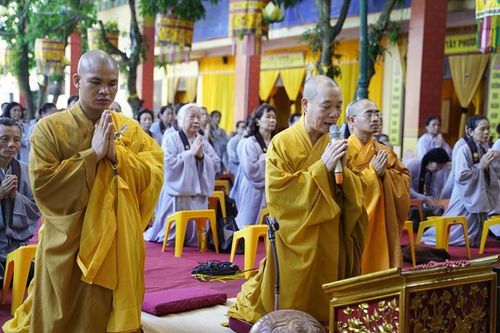 Phật tử về chùa Bằng dự khóa tu 2 ngày