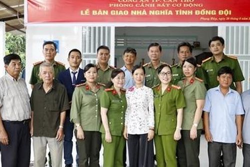 Công an TP Cần Thơ bàn giao nhà nghĩa tình đồng đội