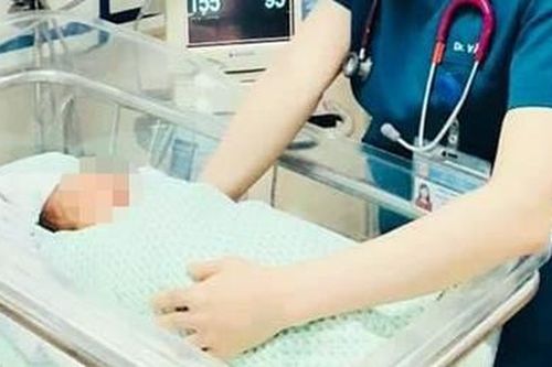 Bé sơ sinh bị mẹ bỏ rơi 2 ngày dưới hố ga ngoài trời nắng đã tử vong