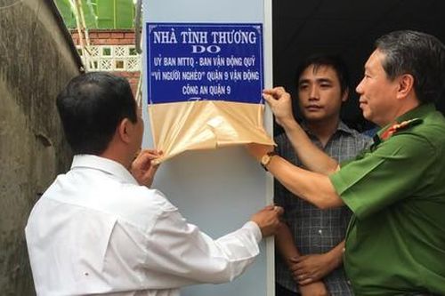 Tặng nhà tình thương cho gia đình bị đốt nhà khiến 5 người chết
