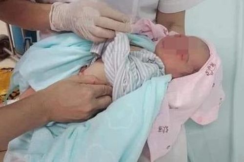 Bé trai bị bỏ rơi dưới hố ga 3 ngày đã qua đời sau hơn 3 tuần điều trị