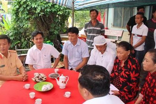 Hai vợ chồng và con gái tử vong sau va chạm ôtô và xe máy