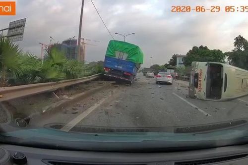 Xe tải húc xe khách 'chổng vó' trên cao tốc Hà Nội - Thái Nguyên