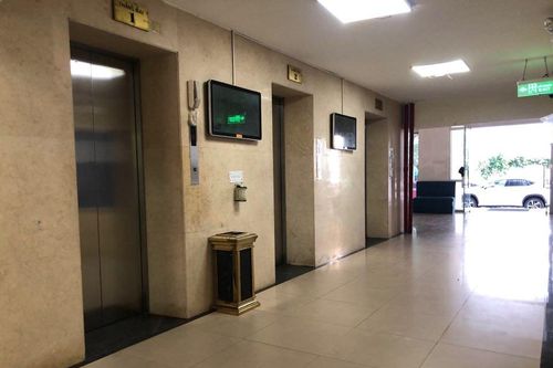 Khởi tố đối tượng dâm ô với trẻ em trong thang máy
