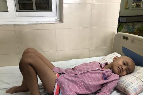 Người mẹ đơn thân cùng cực vì không có tiền cứu con mắc ung thư xương