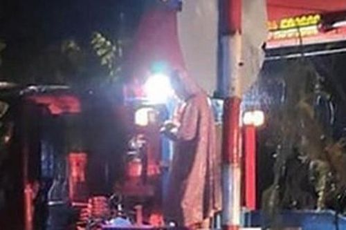 Mưa lớn cuốn 2 xe ô tô trôi xuống suối