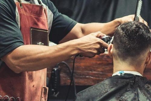 Tiệm làm tóc ở Ấn Độ dùng cây kéo bằng vàng thật để cắt cho khách hàng sau đại dịch