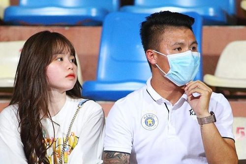 Quang Hải và bạn gái ngồi khán đài nhìn Hà Nội FC thua trận