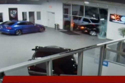 Kẻ trộm đột nhập cửa hàng ôtô, lái xe Bentley đâm xuyên cửa kính