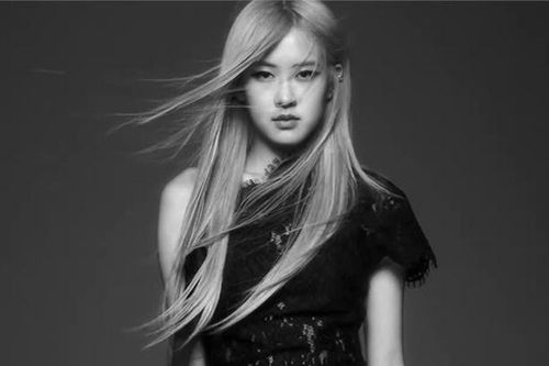 Rosé trở thành người mẫu cho chiến dịch mùa thu của Saint Laurent