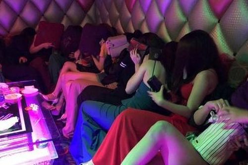 Nhiều tiếp viên thoát y phục vụ khách hát karaoke ở Đồng Nai