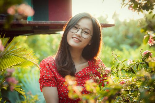 Giới trẻ lưu giữ khoảnh khắc tại con đường nở rộ hoa tường vi