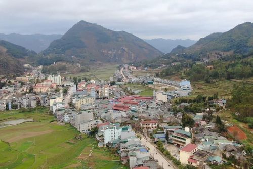Thị trấn vùng Tây Bắc yên bình giữa cao nguyên đá
