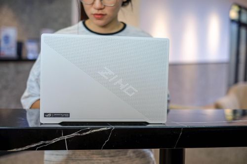 Laptop game 14 inch mạnh mẽ 'làm đẹp' theo cách lạ