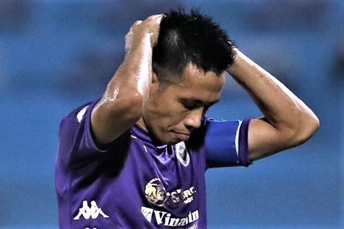 Văn Quyết sút bóng lên trời từ chấm 11 m