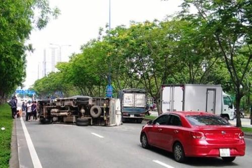 Tin tức tai nạn giao thông mới nhất hôm nay 30/6: Xe tải lật gây tai nạn liên hoàn trên Đại lộ Mai Chí Thọ