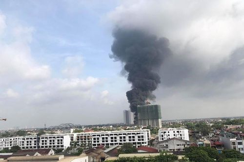 Hà Nội: Cháy lớn tại khu vực gần cầu Đông Trù, cột khói đen nghịt bốc cao