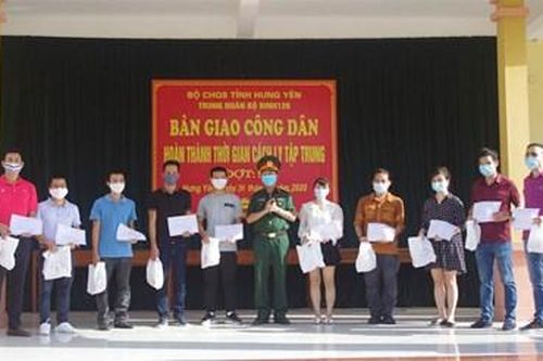 Tỉnh Hưng Yên trao giấy chứng nhận cho 69 công dân hoàn thành thời gian cách ly