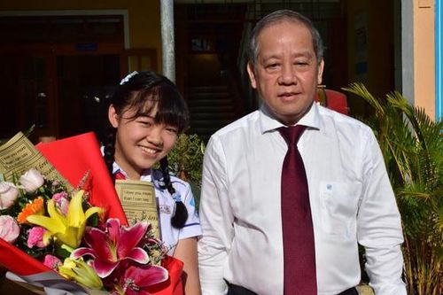 Khen thưởng nữ sinh giành giải Nhất cuộc thi viết thư UPU