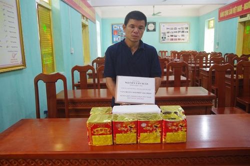 Liều lĩnh vận chuyển 11kg pháo qua biên giới
