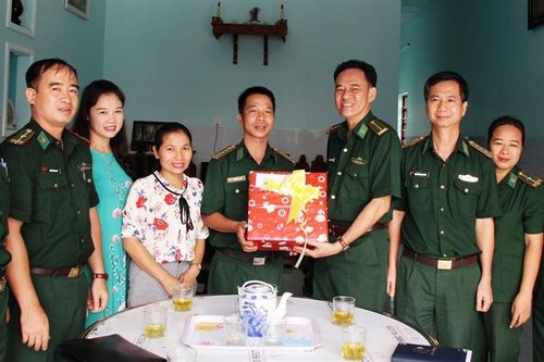 Bàn giao 'Mái ấm công đoàn, nghĩa tình đồng đội'