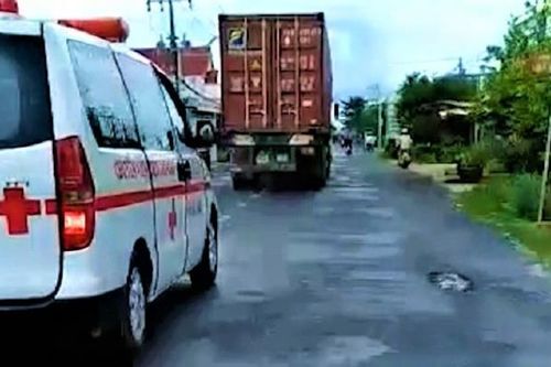 Container quyết không nhường đường cho xe cứu thương suốt 15km