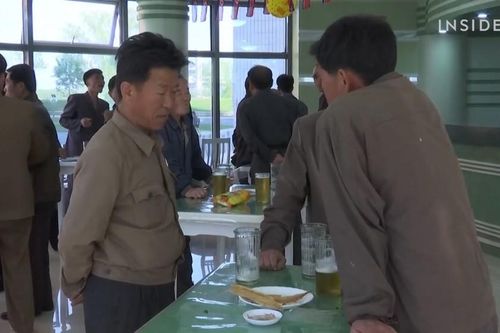 Bên trong quán nhậu đứng ở Triều Tiên
