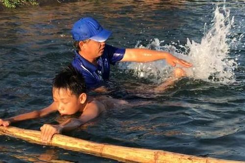 Thầy giáo ngăn kênh thủy lợi dạy bơi