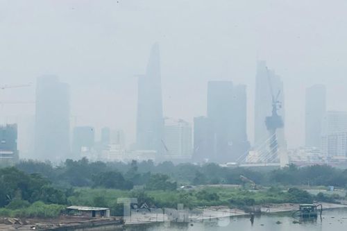 Bầu trời Sài Gòn âm u, chìm trong sương mù