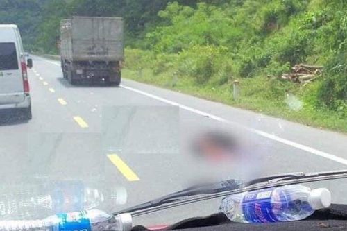 Bị xe tải chèn qua người sau va chạm, nam thanh niên tử vong tại chỗ