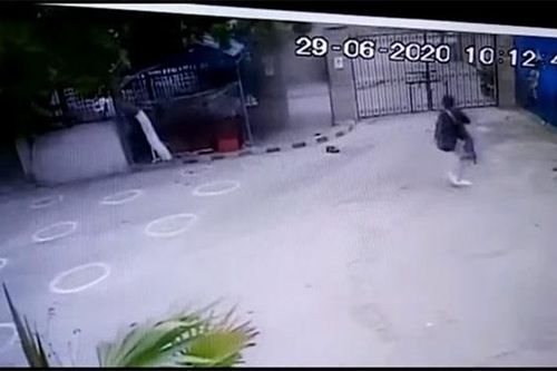 Khoảnh khắc khủng bố xả súng tấn công vào sở giao dịch chứng khoán Pakistan