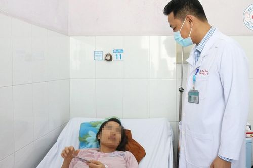 Phẫu thuật lấy 2 khối u làm tắc ruột khiến người phụ nữ đau bụng quằn quại