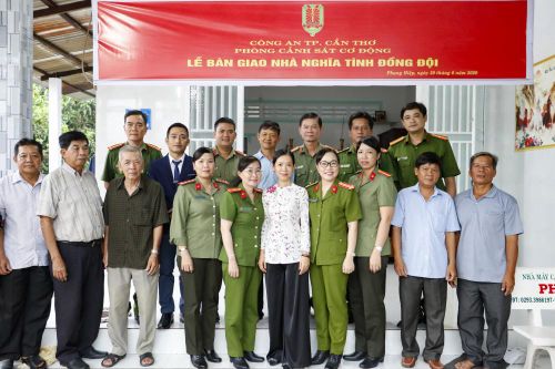 Công an Cần Thơ bàn giao nhà nghĩa tình đồng đội