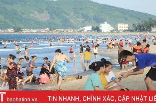 Khu du lịch biển Thiên Cầm 'kín' khách những ngày nắng nóng