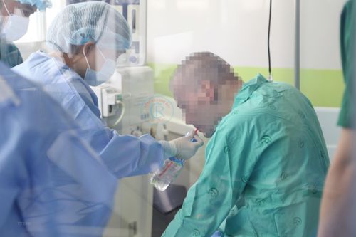 Bệnh nhân 91 phục hồi dần cơ chân, đã có thể tự ngồi dậy được