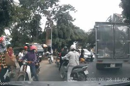 Clip: Người đàn ông liên tục đạp vào mặt tài xế xe tải sau va chạm giao thông gây bức xúc