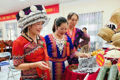 Khen thưởng 17 tập thể, 64 cá nhân điển hình tiên tiến