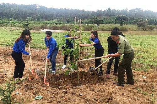 Trao nhà, tặng quà, khám bệnh, phát thuốc cho người dân vùng xa