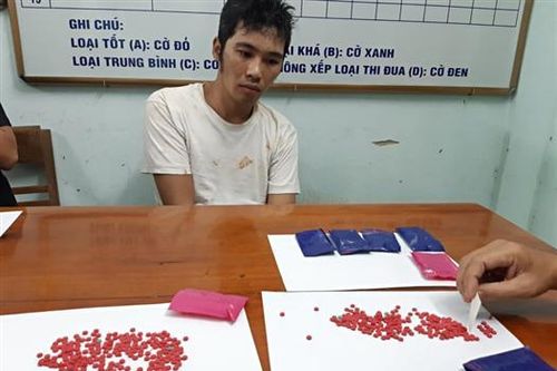 Bắt quả tang người đàn ông vận chuyển 1.400 viên ma túy