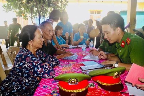 Vào bệnh viện làm CMND miễn phí cho người bệnh