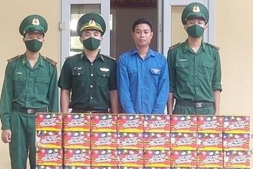 Mang theo súng kíp vận chuyển 183 kg pháo nổ
