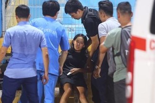 Nữ CĐV ngất xỉu giữa trận đấu của Hà Nội FC
